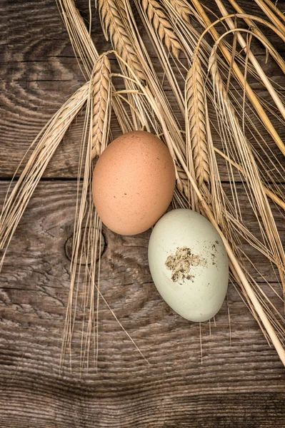 Huevos orgánicos naturales sobre fondo rústico de madera —  Fotos de Stock