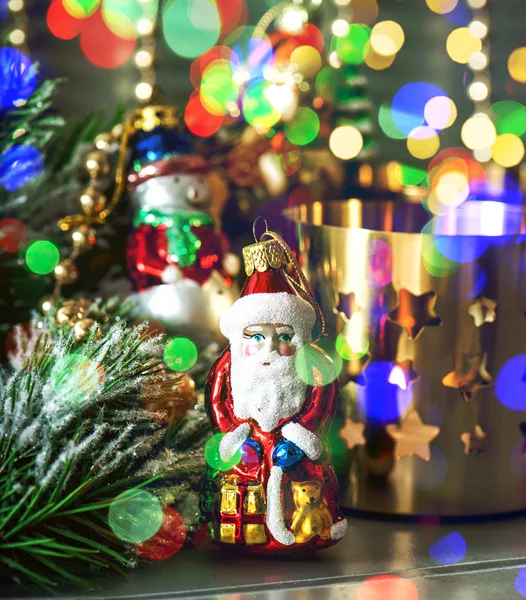 Decoraciones de Navidad con linterna dorada y luces de colores —  Fotos de Stock