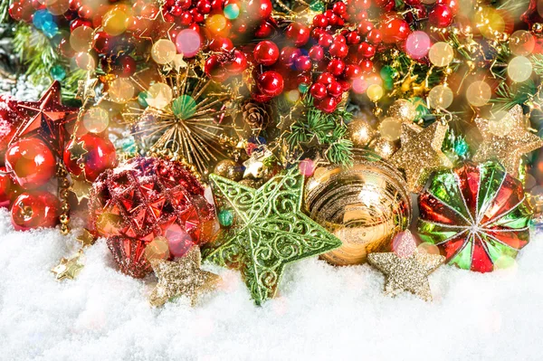 Ramas de árbol de navidad con adornos, guirnaldas doradas, luces — Foto de Stock