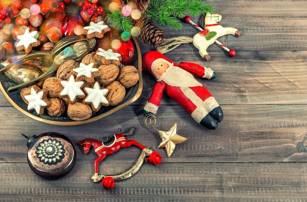 Ciasteczka świąteczne i ozdoby vintage. niewyraźne lights — Zdjęcie stockowe