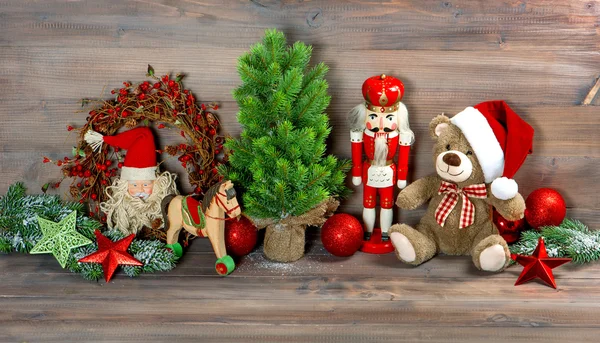 Decoração de Natal com brinquedos ursinho de pelúcia e quebra-nozes — Fotografia de Stock