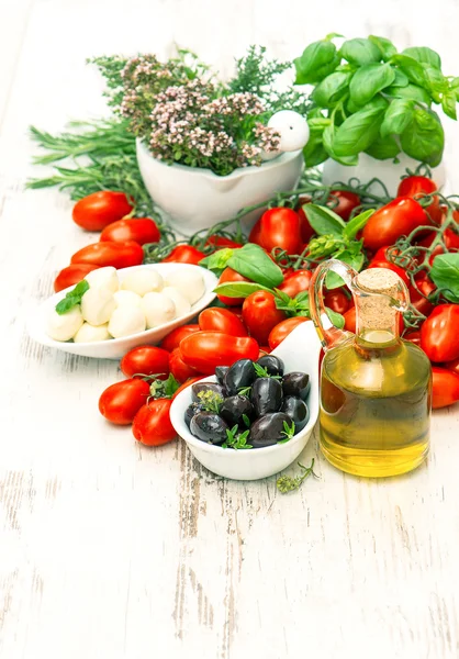 Basilico fresco, pomodori, mozzarella e olio d'oliva. insalata caprese i — Foto Stock
