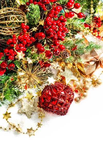 Decorazione natalizia con palline rosse, ghirlande rosse e dorate — Foto Stock