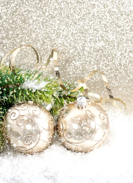 Bola de Navidad dorada con rama de árbol de Navidad — Foto de Stock