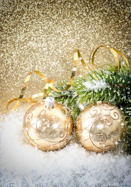 Bola de Natal dourada com ramo de árvore de Natal — Fotografia de Stock