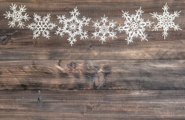 kar taneleri kenarlığı ahşap arka plan üzerinde. Noel dekorasyon