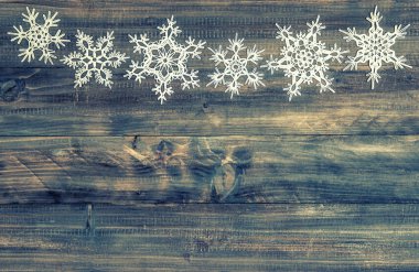 kar taneleri sınır onwooden arka plan. Noel dekorasyon