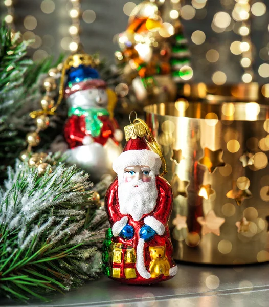 Vánoční ozdoby s zlatými rozostřeného světla — Stock fotografie