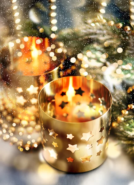 Kerstdecoratie met de gouden verlichting, kaarsen en lantaarns — Stockfoto