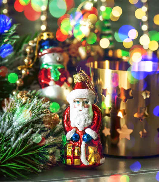 Weihnachtsdekoration mit bunten Lichtern — Stockfoto