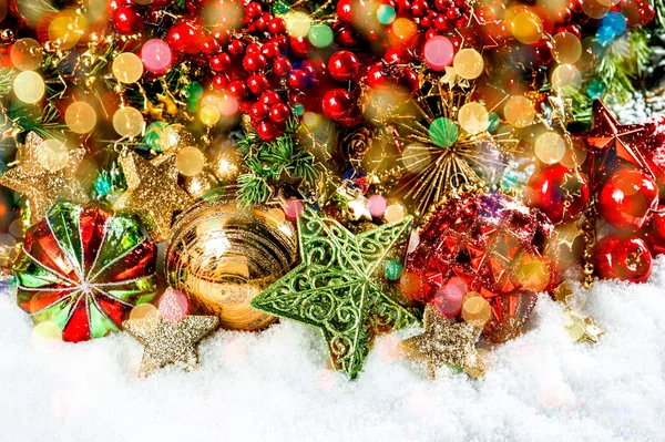 Ramas de árbol de navidad con adornos, guirnaldas doradas, luces — Foto de Stock