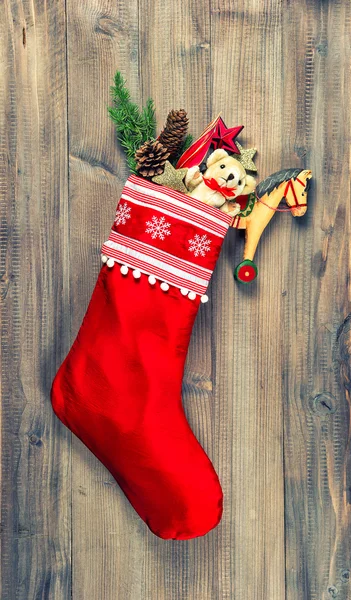 Nostaljik vintage oyuncak dekorasyonu ile Noel çorap — Stok fotoğraf