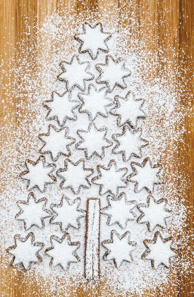 Galletas de Navidad estrellas de canela sobre fondo de madera —  Fotos de Stock