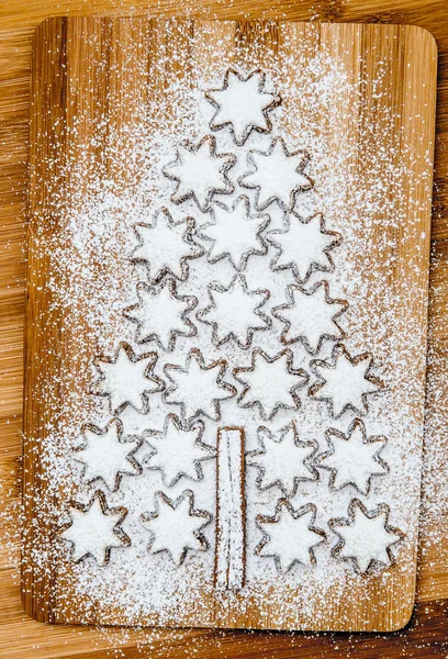 Galletas de Navidad estrellas de canela sobre fondo de madera — Foto de Stock