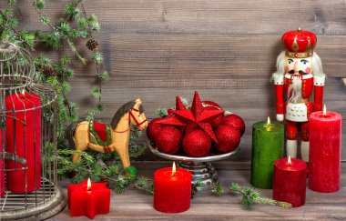 Kırmızı mumlar, baubles, antika oyuncaklar Noel süsleri