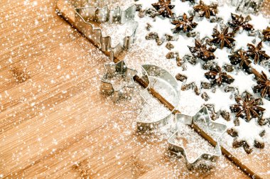 ahşap zemin üzerine tarçın yıldız ve çerezleri kesiciler