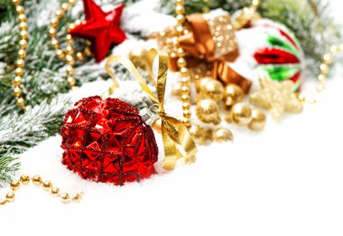 Noel dekorasyonu ile kırmızı baubles und altın süsleme