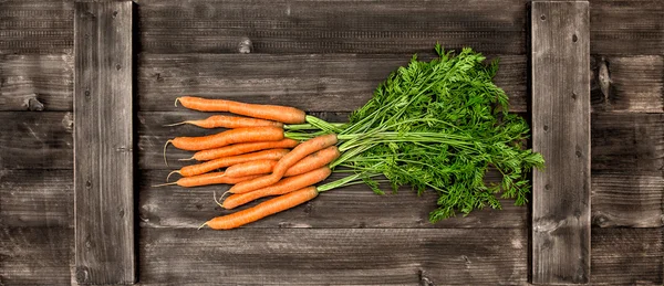 Čerstvá mrkev dřevěné pozadí. zelenina. jídlo — Stock fotografie