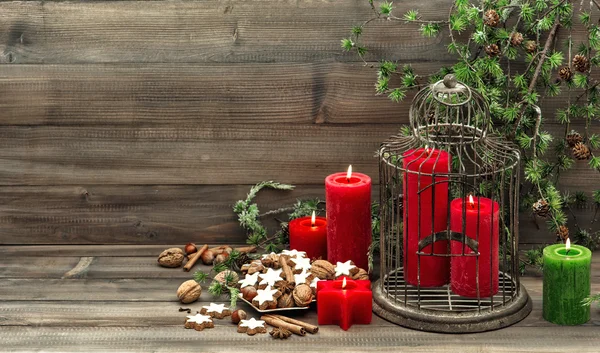 Dekorację świąteczną z świece, ciasteczka i oddział sosna — Zdjęcie stockowe