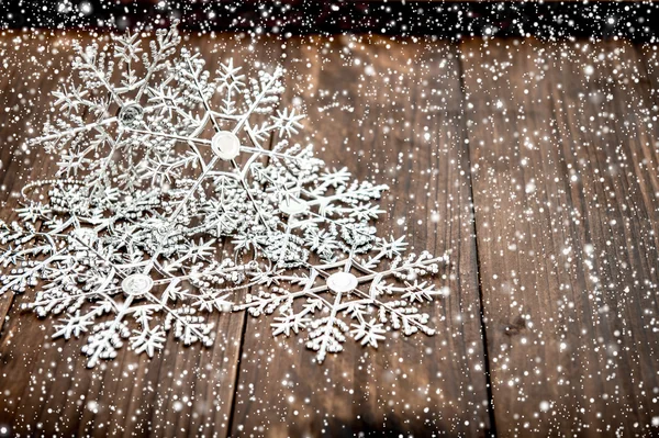 Jul dekoration snöflingor med fallande snö effekt — Stockfoto