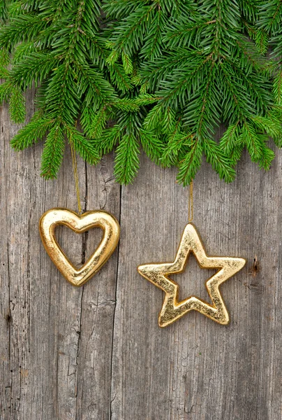 Weihnachtsbaumzweig mit goldener Dekoration — Stockfoto