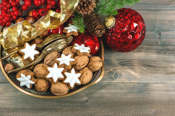 Boże Narodzenie dekoracje czerwone bombki i ciasteczka cynamonowe — Zdjęcie stockowe