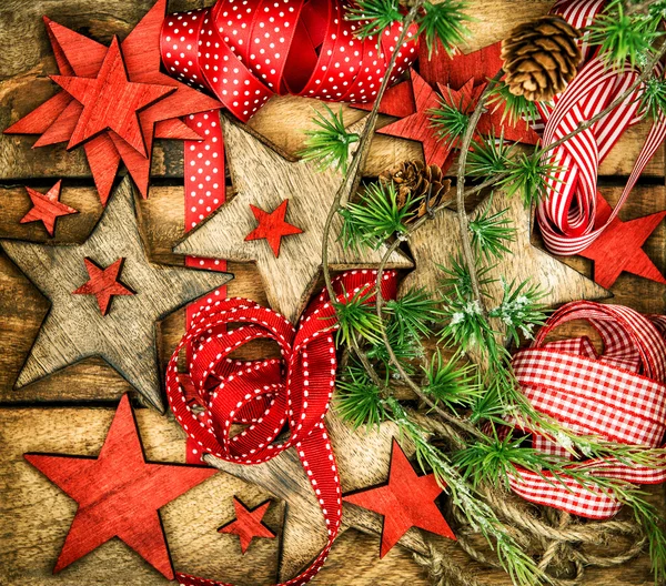 Kerst ornamenten, houten sterren, red linten en pine tree beha — Stockfoto