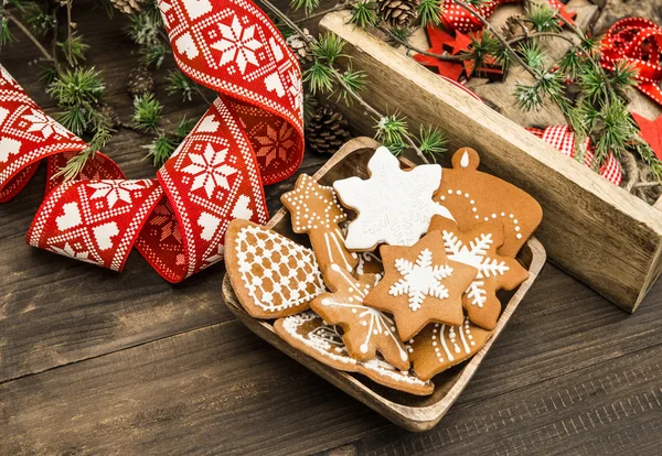 Enfeites de Natal e biscoitos de gengibre — Fotografia de Stock