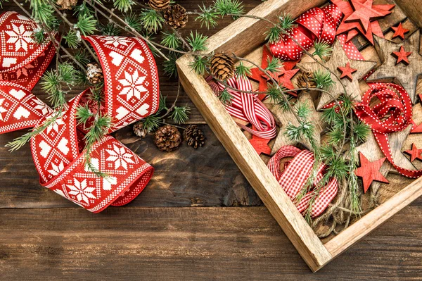Decorações de Natal estrelas e fitas vermelhas com árvore de natal — Fotografia de Stock