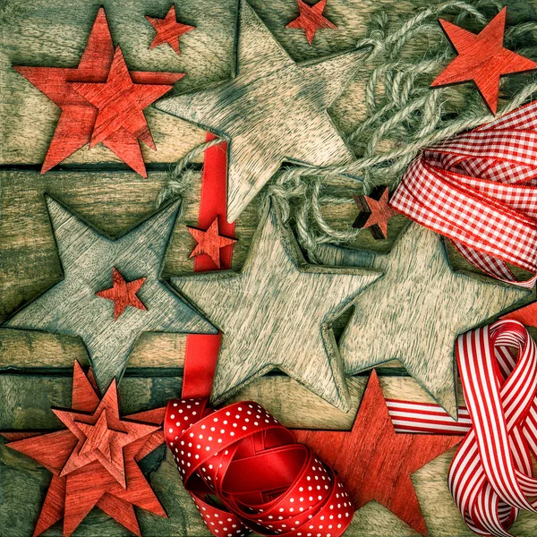 Weihnachtsdekoration Holzsterne und rote Bänder — Stockfoto