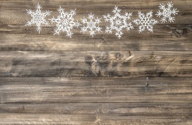 ahşap arka plan üzerinde Noel süs beyaz kar taneleri