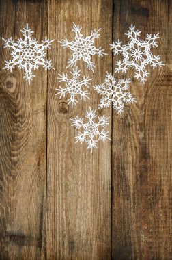 ahşap arka plan üzerinde beyaz kar taneleri. Noel dekorasyon