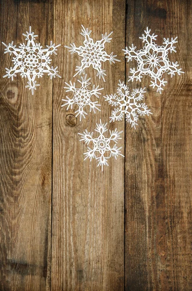 Witte sneeuwvlokken op houten achtergrond. decoratie van Kerstmis — Stockfoto