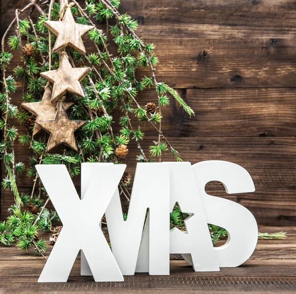 Lettera di Natale e ornamenti natalizi su sfondo di legno — Foto Stock