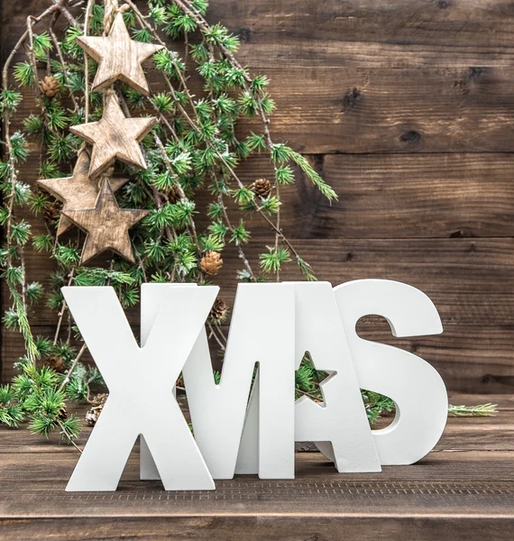 나무 배경 위에 크리스마스 편지와 크리스마스 장식품 — 스톡 사진