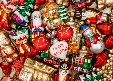 Renkli Noel baubles, oyuncak ve çelenk