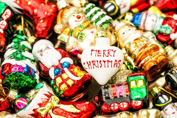 Vánoční strom dekorace ozdoby, hračky a barevné ornamenty — Stock fotografie