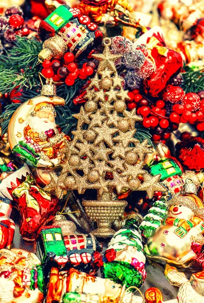 Baubles di Natale, giocattoli e ghirlande. decorazioni vintage — Foto Stock