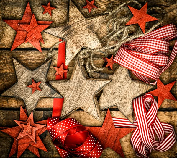 Рождественские украшения деревянные звезды и красные ленты — стоковое фото