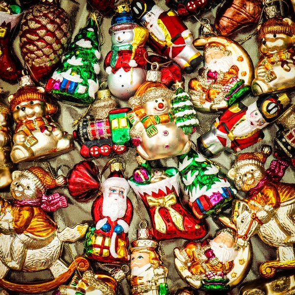 Christbaumschmuck Christbaumkugeln, Spielzeug und bunte Ornamente — Stockfoto