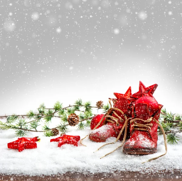 Decorazione natalizia nostalgica con scarpe da bambino antiche — Foto Stock