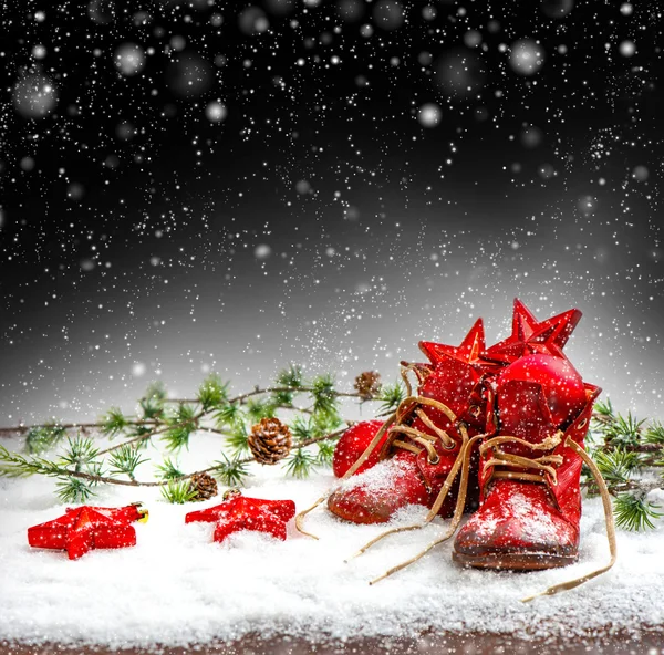 Vintage christmas decoratie met antieke baby schoenen — Stockfoto