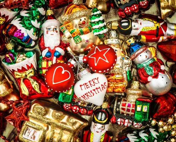 Adornos, juguetes y adornos navideños. estilo retro tonificado —  Fotos de Stock