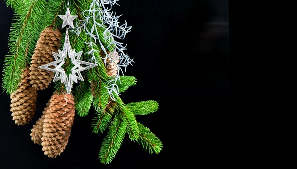 Árvore de natal com decoração de prata brilhante. ornamentos festivos — Fotografia de Stock