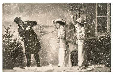 Karda oynarken mutlu gençler. Vintage Noel tatil p