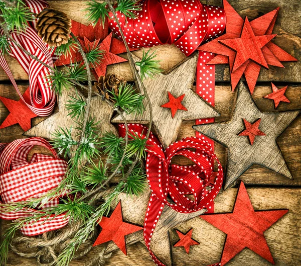 Kerstmis decoratie houten sterren en red linten voor geschenken wra — Stockfoto