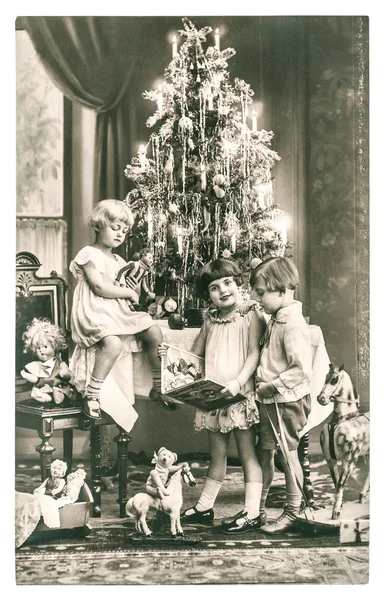 Niños felices con árbol de Navidad, regalos y juguetes vintage. antigüedades — Foto de Stock