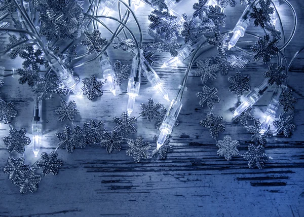 Noël lumières bleues décoration avec des flocons de neige argent — Photo