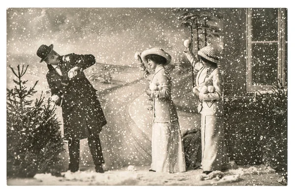 Jeunes gens heureux jouant dans la neige. vintage Noël vacances p — Photo