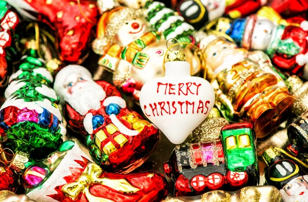 Decorações de árvores de natal bugigangas, brinquedos e ornamentos coloridos — Fotografia de Stock